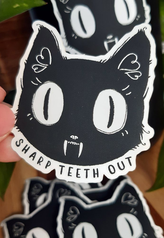 Vinylklistermärke "Sharp Teeth Out"